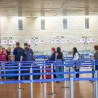 Des voyageurs font la queue pour s'enregistrer avant leur vol à l'aéroport Ben Gurion, le 7 mai 2025. (Nati Shohat/Flash90)