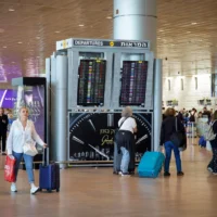 Voyageurs à l'aéroport Ben Gurion le 7 mai 2025. (Crédit : Nati Shohat/Flash90)