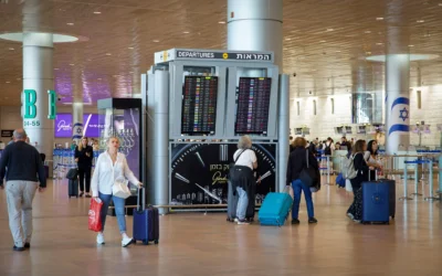 Voyageurs à l'aéroport Ben Gurion le 7 mai 2025. (Crédit : Nati Shohat/Flash90)