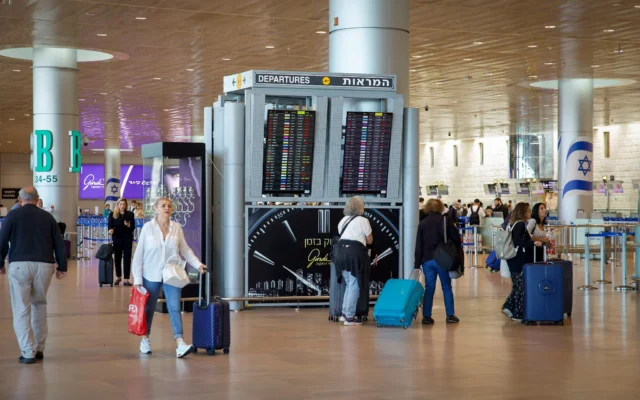 Voyageurs à l'aéroport Ben Gurion le 7 mai 2025. (Crédit : Nati Shohat/Flash90)