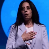 Einav Zangauker, mère de l'otage Matan Zangauker, assiste à une conférence à l'Université de Tel Aviv, le 7 mai 2025. (Crédit : Tomer Neuberg/Flash90)