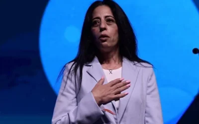 Einav Zangauker, mère de l'otage Matan Zangauker, assiste à une conférence à l'Université de Tel Aviv, le 7 mai 2025. (Crédit : Tomer Neuberg/Flash90)