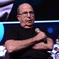 L'ancien ministre de la Défense Moshe Yaalon s'exprime lors d'une conférence à l'université de Tel Aviv, le 7 mai 2025. (Crédit : Tomer Neuberg/Flash90)
