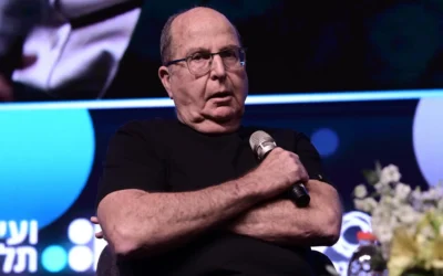 L'ancien ministre de la Défense Moshe Yaalon s'exprime lors d'une conférence à l'université de Tel Aviv, le 7 mai 2025. (Crédit : Tomer Neuberg/Flash90)
