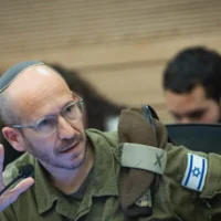 Le brigadier général Shay Tayeb, chef de la division Planification et gestion du personnel du Directorat des Ressources humaines de l'armée israélienne, s'adressant à la commission des Affaires étrangères et de la Défense de la Knesset, le 8 mai 2025. (Crédit : Yonatan Sindel/Flash90)