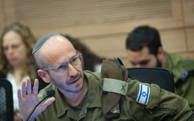Le brigadier général Shay Tayeb, chef de la division Planification et gestion du personnel du Directorat des Ressources humaines de l'armée israélienne, s'adressant à la commission des Affaires étrangères et de la Défense de la Knesset, le 8 mai 2025. (Crédit : Yonatan Sindel/Flash90)