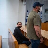 L'assistant du Premier ministre Benjamin Netanyahu et suspect dans l'affaire du Qatargate Jonatan Urich se présente à une audition de la Cour suprême dans le cadre de son appel contre son maintien en détention, à Jérusalem, le 9 mai 2025. (Crédit : Chaim Goldberg / Flash90)