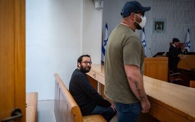 L'assistant du Premier ministre Benjamin Netanyahu et suspect dans l'affaire du Qatargate Jonatan Urich se présente à une audition de la Cour suprême dans le cadre de son appel contre son maintien en détention, à Jérusalem, le 9 mai 2025. (Crédit : Chaim Goldberg / Flash90)