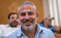 Yinon Magal assiste à une audience sur l'arrestation d'un assistant du Premier ministre Benjamin Netanyahu dans le cadre de l'enquête dite « Qatargate », à la Cour suprême, à Jérusalem, le 9 mai 2025. (Crédit : Chaïm Goldberg/Flash90)