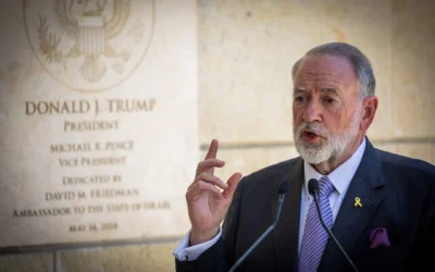 L’ambassadeur des États-Unis en Israël, Mike Huckabee, donnant une conférence de presse, à l’ambassade des États-Unis, à Jérusalem, le 9 mai 2025. (Crédit : Oren Ben Hakoon/Flash90)