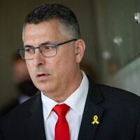 Le ministre des Affaires étrangères Gideon Saar en visite au Mémorial de la Shoah, Yad Vashem, à Jérusalem, le 11 mai 2025. (Crédit : Yonatan Sindel/Flash90)