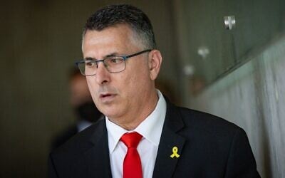 Le ministre des Affaires étrangères Gideon Saar en visite au Mémorial de la Shoah, Yad Vashem, à Jérusalem, le 11 mai 2025. (Crédit : Yonatan Sindel/Flash90)