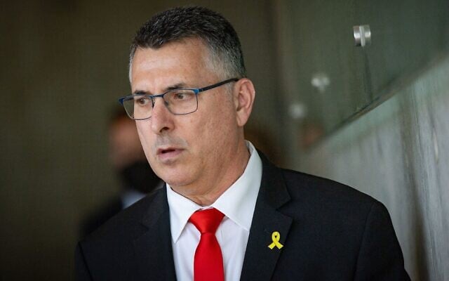 Le ministre des Affaires étrangères Gideon Saar en visite au Mémorial de la Shoah, Yad Vashem, à Jérusalem, le 11 mai 2025. (Crédit : Yonatan Sindel/Flash90)