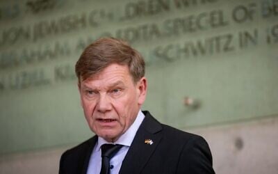 Le ministre allemand des Affaires étrangères Johann Wadephul lors de sa visite au Mémorial de la Shoah, Yad Vashem, à Jérusalem, le 11 mai 2025. (Crédit : Yonatan Sindel/Flash90)