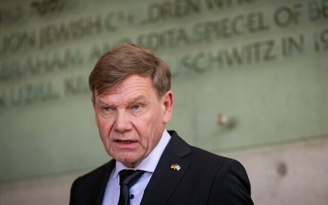 Le ministre allemand des Affaires étrangères Johann Wadephul lors de sa visite au Mémorial de la Shoah, Yad Vashem, à Jérusalem, le 11 mai 2025. (Crédit : Yonatan Sindel/Flash90) Le ministre allemand des Affaires étrangères Johann Wadephul lors de sa visite au Mémorial de la Shoah, Yad Vashem, à Jérusalem, le 11 mai 2025. (Crédit : Yonatan Sindel/Flash90)