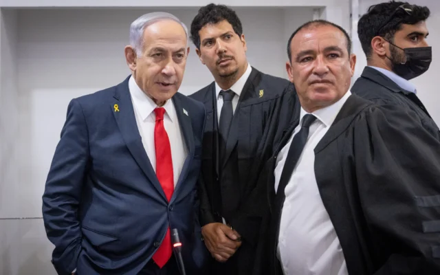 Le Premier ministre Benjamin Netanyahu arrive au tribunal de Tel Aviv le 12 mai 2025. (Crédit : Miriam Alster/Flash90)