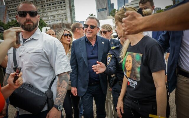 L'envoyé spécial américain pour le Moyen-Orient, Steve Witkoff, sur la Place des Otages, à Tel Aviv, le 13 mai 2025. (Crédit : Miriam Alster/Flash90)