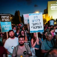Des enseignants manifestent en faveur d'une hausse des salaires et de meilleures conditions de travail sur la place Habima à Tel Aviv, le 14 mai 2025. (Crédit : Avshalom Sassoni/Flash90)