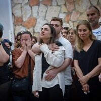 La famille et les amis de Tzeela Gez assistent à ses funérailles, après qu'elle a été tuée lors d'une attaque terroriste dans le nord de la Cisjordanie, au cimetière Har HaMenuchot à Jérusalem, le 15 mai 2025. (Crédit : Chaim Goldberg/Flash90)