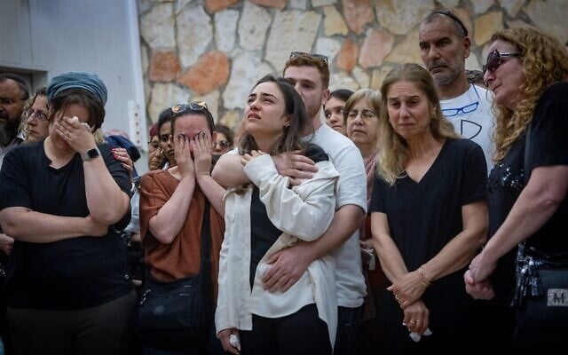 La famille et les amis de Tzeela Gez assistent à ses funérailles, après qu'elle a été tuée lors d'une attaque terroriste dans le nord de la Cisjordanie, au cimetière Har HaMenuchot à Jérusalem, le 15 mai 2025. (Crédit : Chaim Goldberg/Flash90)