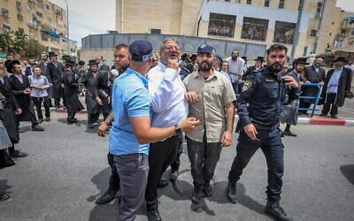Le ministre de la Sécurité intérieure, Itamar Ben Gvir, à Beit Shemesh, le 15 mai 2025 (Yaakov Lederman/Flash90) Le ministre de la Sécurité intérieure, Itamar Ben Gvir, à Beit Shemesh, le 15 mai 2025 (Yaakov Lederman/Flash90)