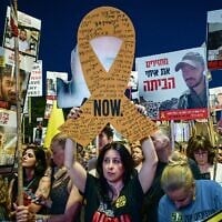 Rassemblement appelant à la libération des otages détenus par les terroristes du Hamas à Gaza, à Tel Aviv, le 17 mai 2025. (Crédit : Avshalom Sassoni/Flash90)