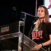 L'ancienne otage Mia Schem s'exprimant lors d'un rassemblement appelant à la libération des 58 otages détenus par les terroristes du Hamas à Gaza, sur la « Place des otages », à Tel Aviv, le 17 mai 2025. (Crédit : Avshalom Sassoni/Flash90)