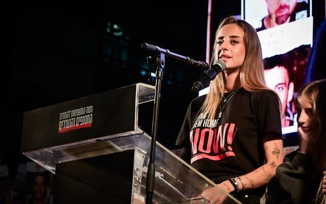 L'ancienne otage Mia Schem s'exprimant lors d'un rassemblement appelant à la libération des 58 otages détenus par les terroristes du Hamas à Gaza, sur la « Place des otages », à Tel Aviv, le 17 mai 2025. (Crédit : Avshalom Sassoni/Flash90)