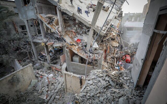 Des Palestiniens sur le site d'un bombardement israélien au camp d'Al-Bureij, dans le centre de la bande de Gaza, le 18 mai 2025. (Ali Hassan/Flash90)