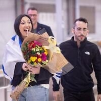 La chanteuse Yuval Raphael de retour en Israël après avoir participé au Concours Eurovision de la chanson, où elle a terminé deuxième, à l'aéroport Ben Gurion le 18 mai 2025. (Crédit : Yonatan Sindel/Flash90)