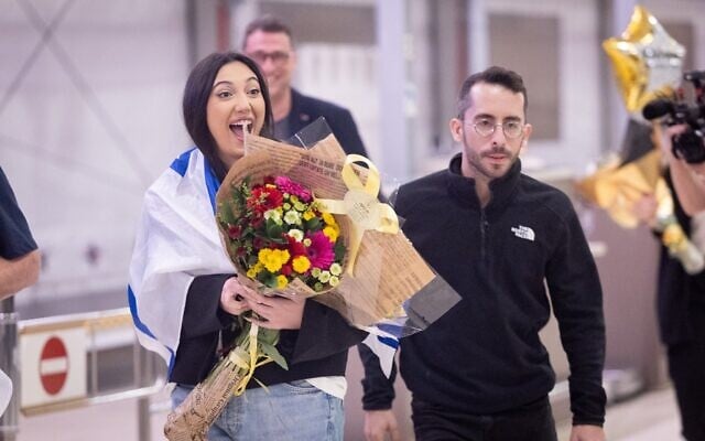La chanteuse Yuval Raphael de retour en Israël après avoir participé au Concours Eurovision de la chanson, où elle a terminé deuxième, à l'aéroport Ben Gurion le 18 mai 2025. (Crédit : Yonatan Sindel/Flash90)
