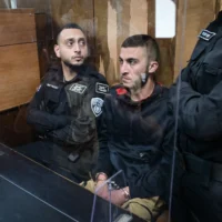Un Palestinien soupçonné d'avoir craché sur une soldate israélienne dans un bus arrive pour une audience au tribunal de Tel Aviv le 19 mai 2025. (Crédit : Avshalom Sassoni/Flash90)