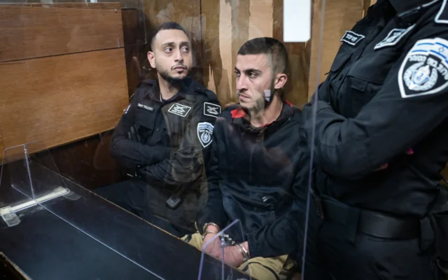 Un Palestinien soupçonné d'avoir craché sur une soldate israélienne dans un bus arrive pour une audience au tribunal de Tel Aviv le 19 mai 2025. (Crédit : Avshalom Sassoni/Flash90)