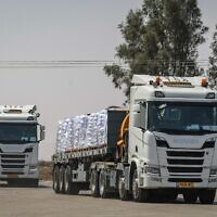 Camions chargés d'aide humanitaire, du côté israélien de la frontière avec la bande de Gaza, le 19 mai 2025. (Crédit : Flash90)