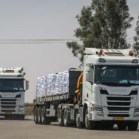 Camions chargés d'aide humanitaire du côté israélien de la frontière avec la bande de Gaza, 19 mai 2025. (Crédit : Flash90)