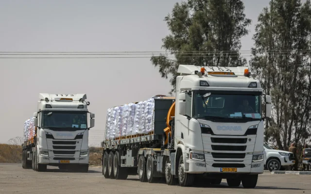 Camions chargés d'aide humanitaire du côté israélien de la frontière avec la bande de Gaza, 19 mai 2025. (Crédit : Flash90)