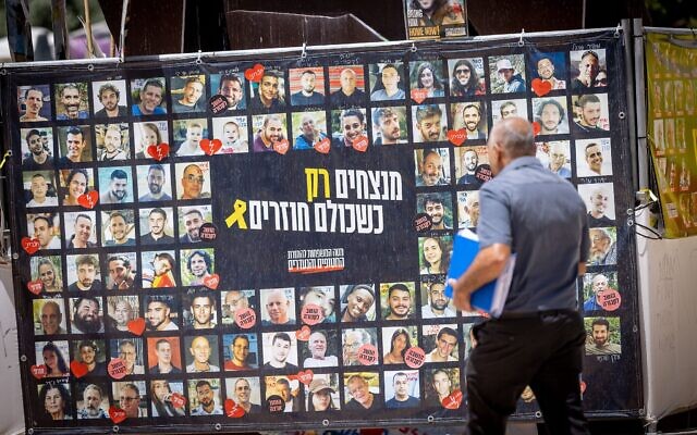 Photos des otages emmenés à Gaza le 7 octobre 2023, sur la Place des Otages à Tel Aviv, le 19 mai 2025. (Crédit : Miriam Alster/Flash90)