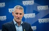Le chef du parti Les Démocrates, Yaïr Golan, dirigeant une réunion de sa faction de la Knesset, à Jérusalem, le 19 mai 2025. (Crédit : Oren Ben Hakoon/Flash90)