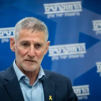 Le chef du parti démocrate Yair Golan dirige une réunion de faction à la Knesset à Jérusalem, le 19 mai 2025. (Crédit : Oren Ben Hakoon/Flash90)