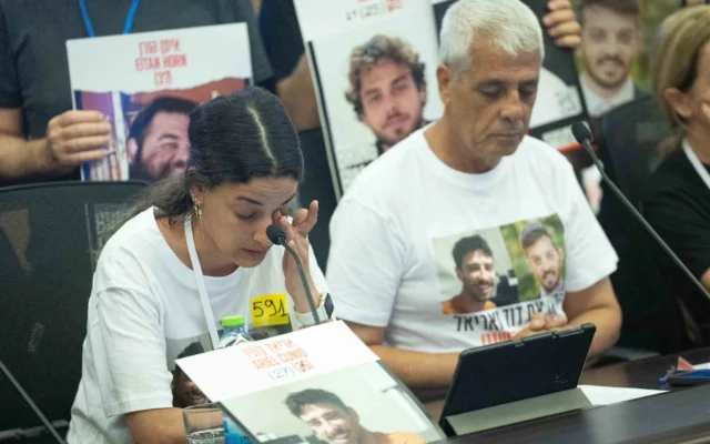 L'ancien otage Arbel Yehud assiste à une réunion de la Commission de la Constitution, du Droit et de la Justice à la Knesset le 19 mai 2025. (Crédit : Yonatan Sindel/Flash90)
