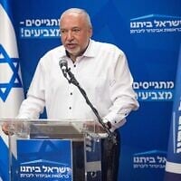 Le chef du parti Yisrael Beytenu, Avigdor Liberman, dirigeant une réunion de faction du parti à la Knesset, le 19 mai 2025. (Crédit : Yonatan Sindel/Flash90)