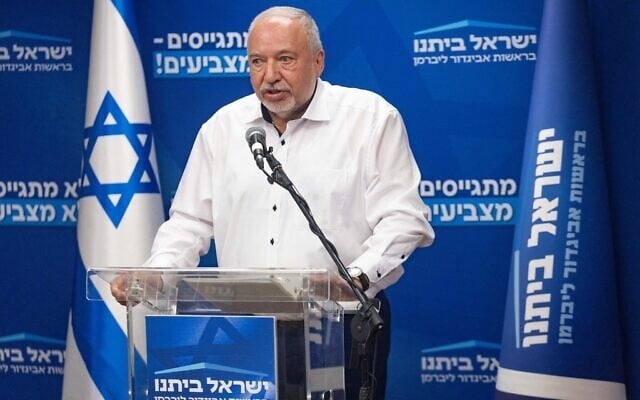 Le chef du parti Yisrael Beytenu, Avigdor Liberman, dirigeant une réunion de faction du parti à la Knesset, le 19 mai 2025. (Crédit : Yonatan Sindel/Flash90)