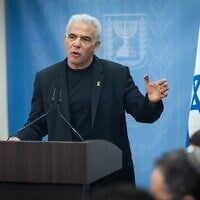 Le chef du parti de Yesh Atid, YaÏr Lapid, dirigeant une réunion de sa faction à la Knesset, à Jérusalem, le 19 mai 2025. (Crédit : Yonatan Sindel/Flash90)