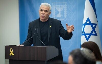 Le chef du parti de Yesh Atid, YaÏr Lapid, dirigeant une réunion de sa faction à la Knesset, à Jérusalem, le 19 mai 2025. (Crédit : Yonatan Sindel/Flash90)