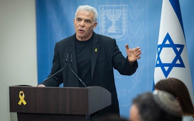 Le chef du parti de Yesh Atid, YaÏr Lapid, dirigeant une réunion de sa faction à la Knesset, à Jérusalem, le 19 mai 2025. (Crédit : Yonatan Sindel/Flash90)