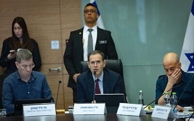 Le député Likud Moshe Saada présidant une réunion de la commission de la Constitution, du Droit et de la Justice de la Knesset, le 19 mai 2025. (Crédit : Yonatan Sindel/Flash90)