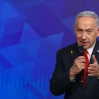 Le Premier ministre Benjamin Netanyahu donne une conférence de presse depuis son bureau, à Jérusalem, le 21 mai 2025. (Crédit : Alex Kolomoisky/Pool/Flash90)