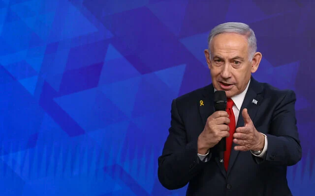 Le Premier ministre Benjamin Netanyahu donne une conférence de presse depuis son bureau, à Jérusalem, le 21 mai 2025. (Crédit : Alex Kolomoisky/Pool/Flash90)