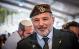 Le général David Zini rend visite aux familles des soldats israéliens tombés au combat lors de Yom HaZikaron au cimetière militaire du Mont Herzl à Jérusalem, le 30 avril 2025 (Crédit : Arie Leib Abrams/Flash90).