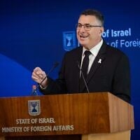 Le ministre des Affaires étrangères Gideon Saar tient une conférence de presse au ministère des Affaires étrangères, à Jérusalem le 22 mai 2025. (Crédit : Yonatan Sindel / Flash90)